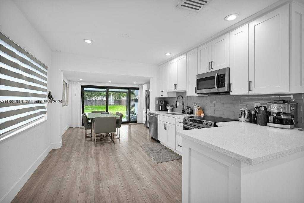 Small Image of 2635 FILLMORE ST, Hollywood Number 10