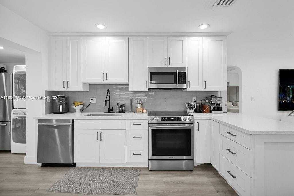 Small Image of 2635 FILLMORE ST, Hollywood Number 14