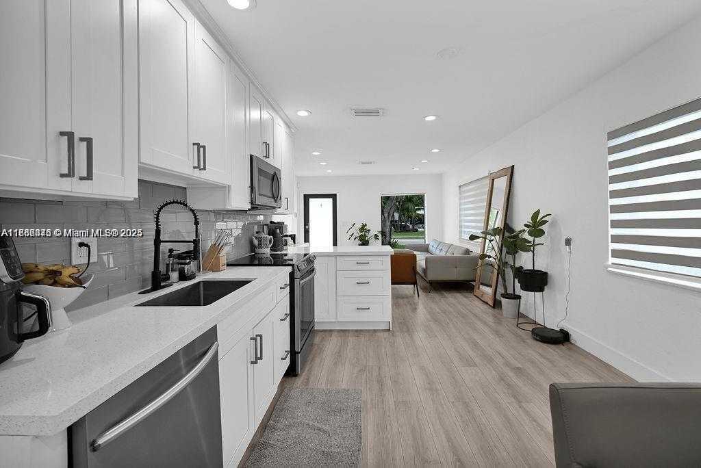 Small Image of 2635 FILLMORE ST, Hollywood Number 16