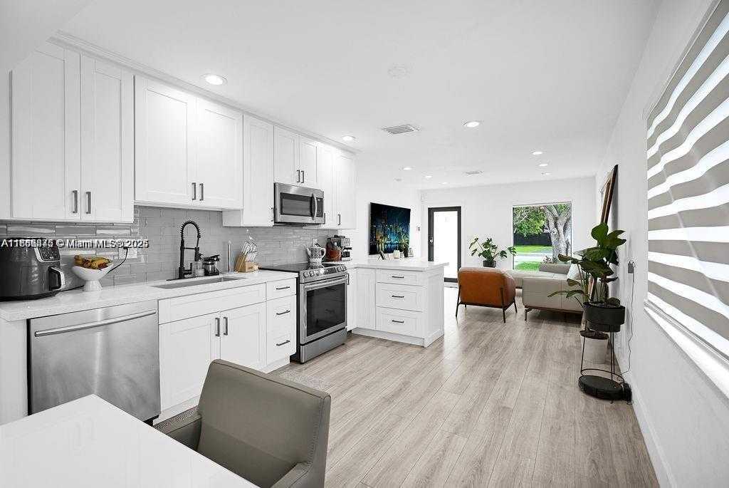 Small Image of 2635 FILLMORE ST, Hollywood Number 17