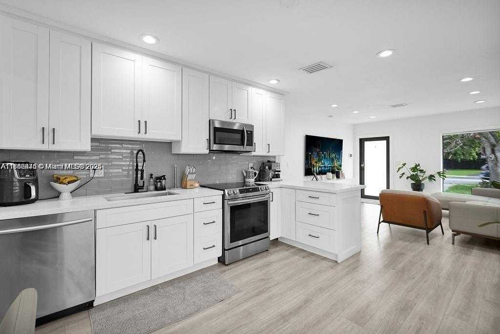 Small Image of 2635 FILLMORE ST, Hollywood Number 18