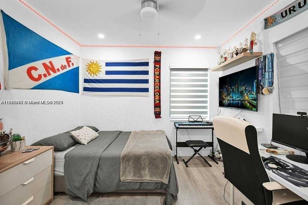 Small Image of 2635 FILLMORE ST, Hollywood Number 25