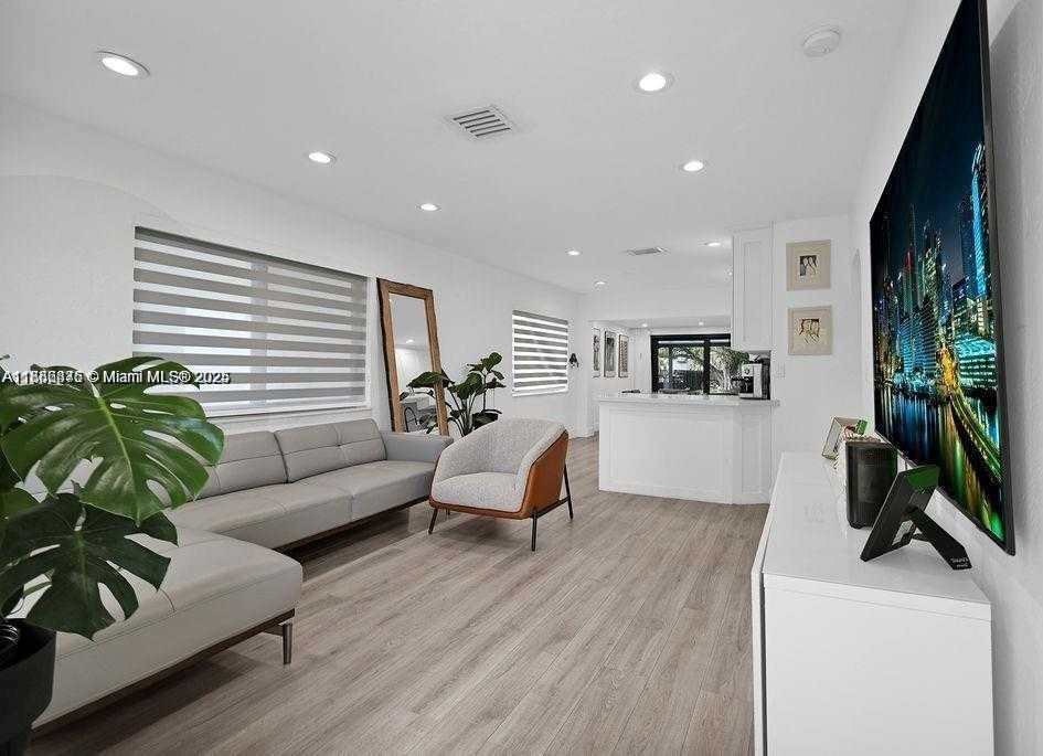 Small Image of 2635 FILLMORE ST, Hollywood Number 7