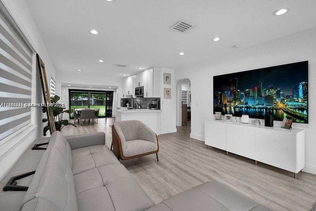 Small Image of 2635 FILLMORE ST, Hollywood Number 8