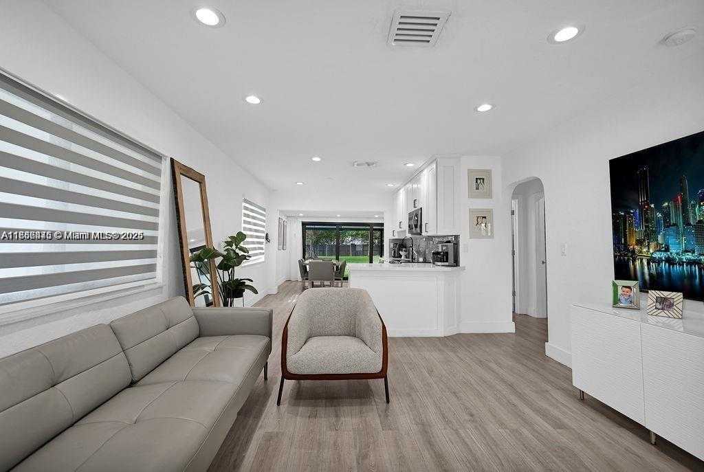 Small Image of 2635 FILLMORE ST, Hollywood Number 9