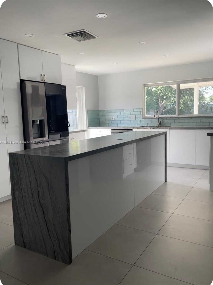 Small Image of 2325 NORTH EAST 194TH ST, Miami Number 5
