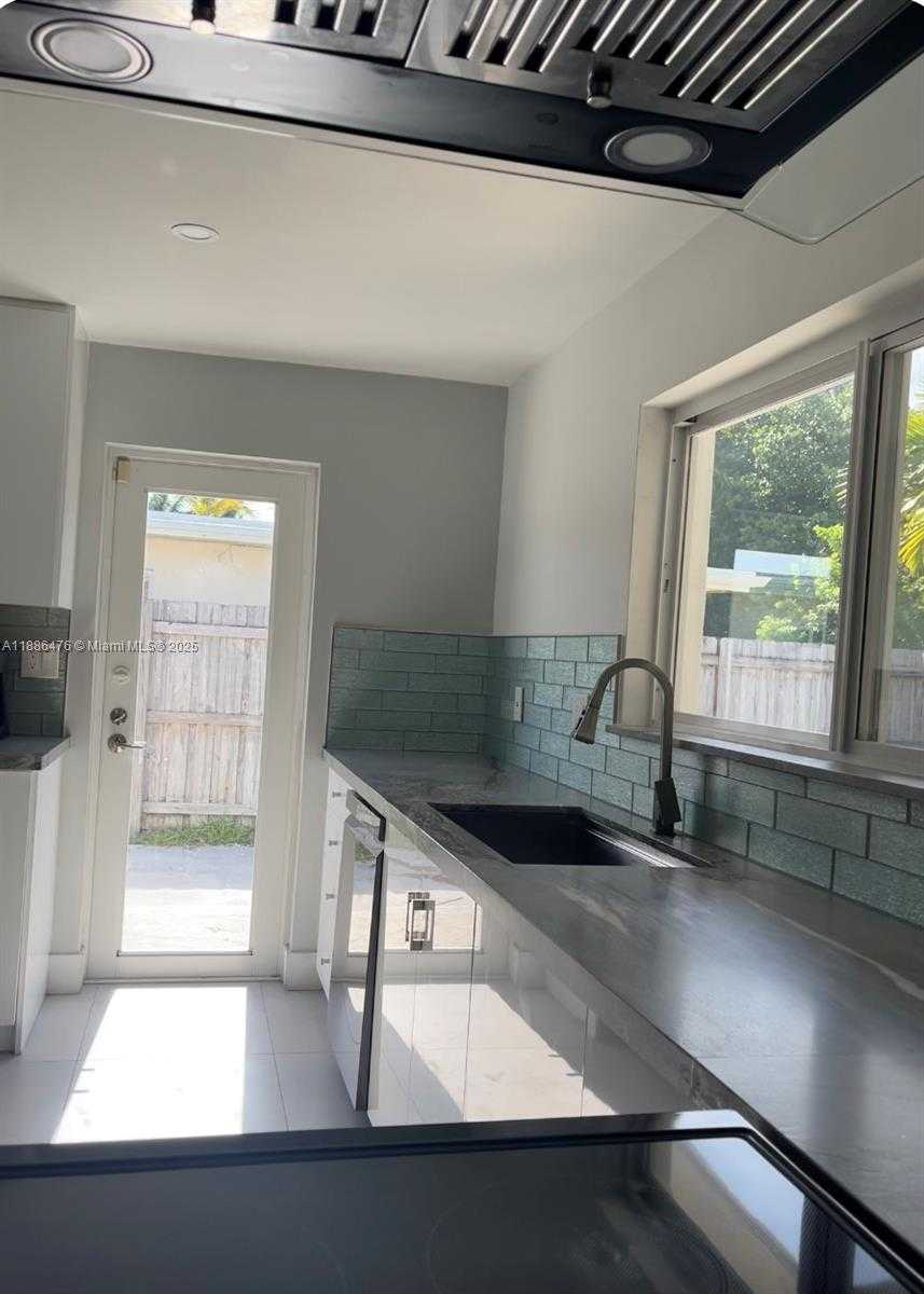 Small Image of 2325 NORTH EAST 194TH ST, Miami Number 7