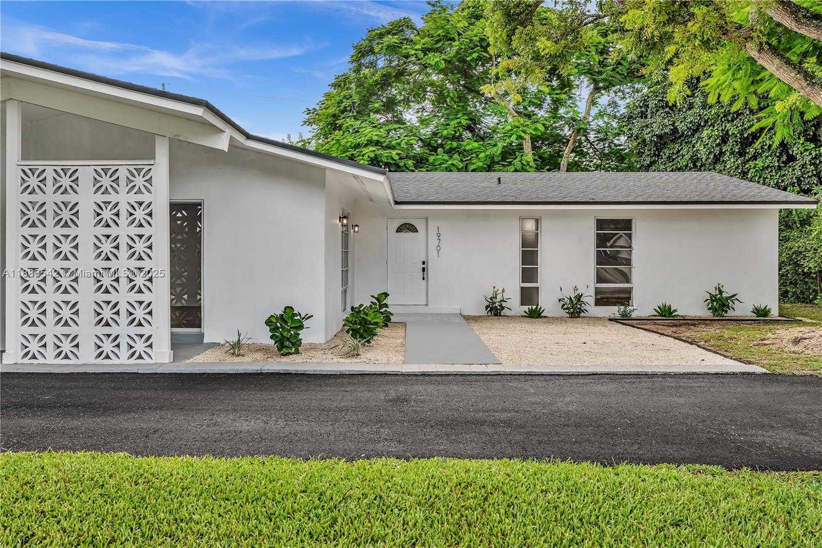 Small Image of 19701 BELMONT DR, Cutler Bay Number 2