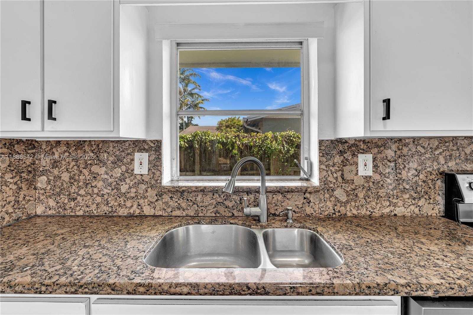 Small Image of 19701 BELMONT DR, Cutler Bay Number 28