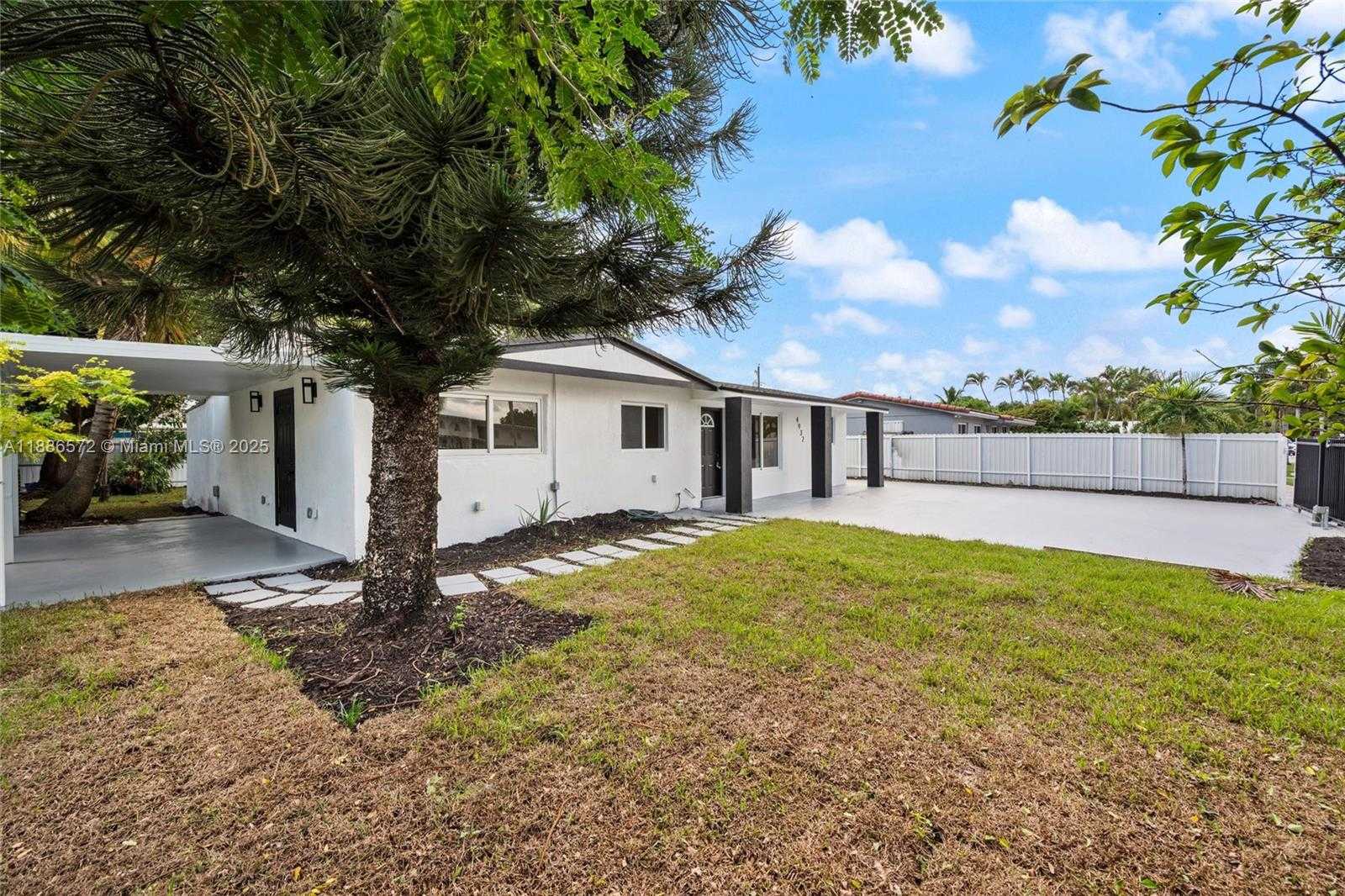 Small Image of 4932 NORTH WEST 173RD DR, Miami Gardens Number 2