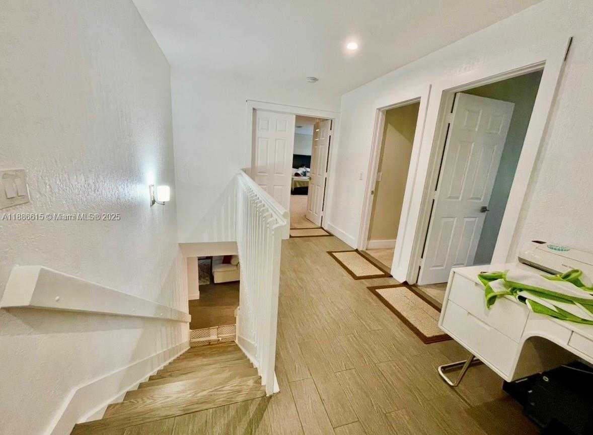 Small Image of 155 SOUTH GRANADA AVE, Weston Number 15