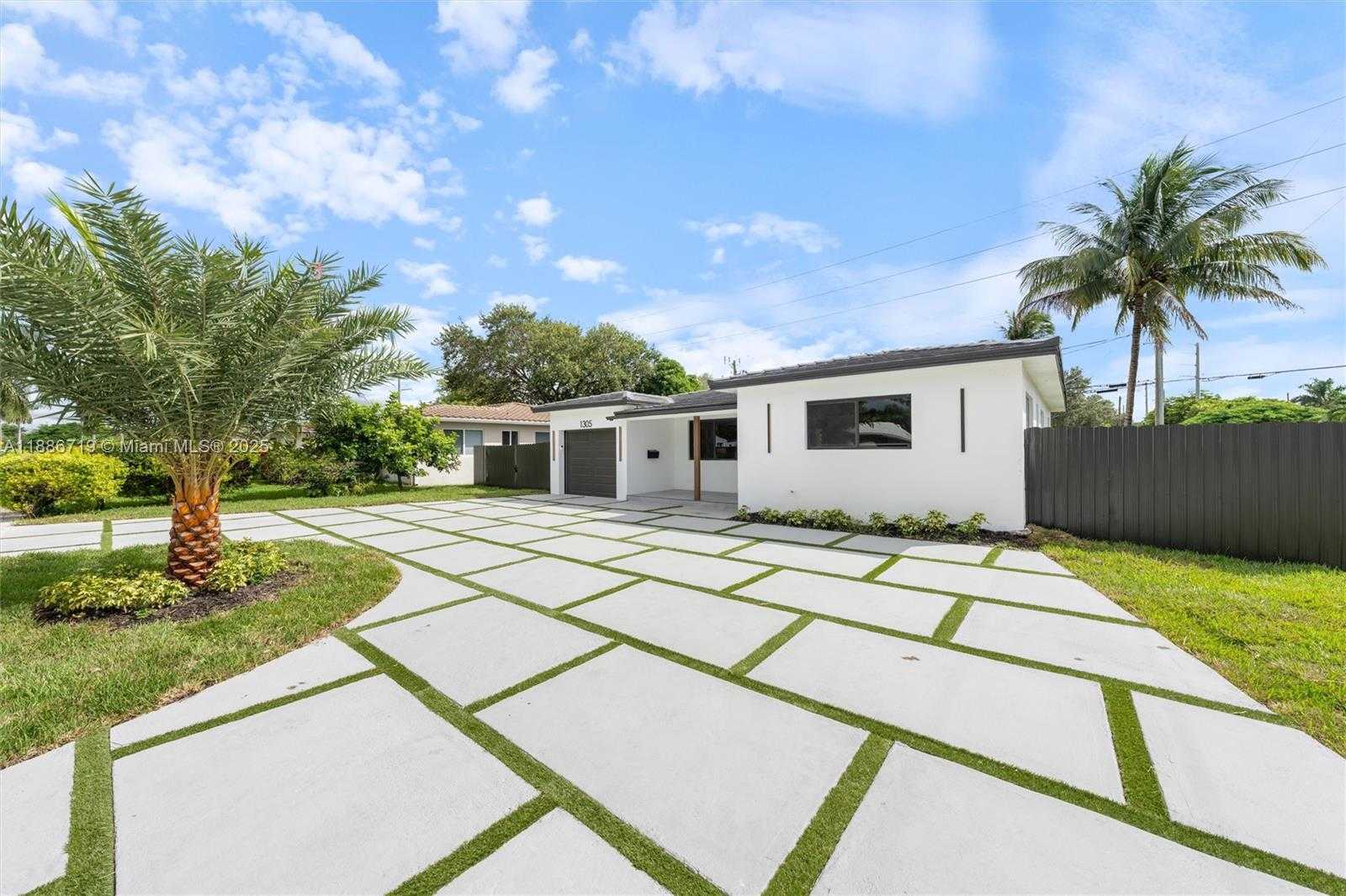 Small Image of 1305 NORTH 31ST RD, Hollywood Number 2