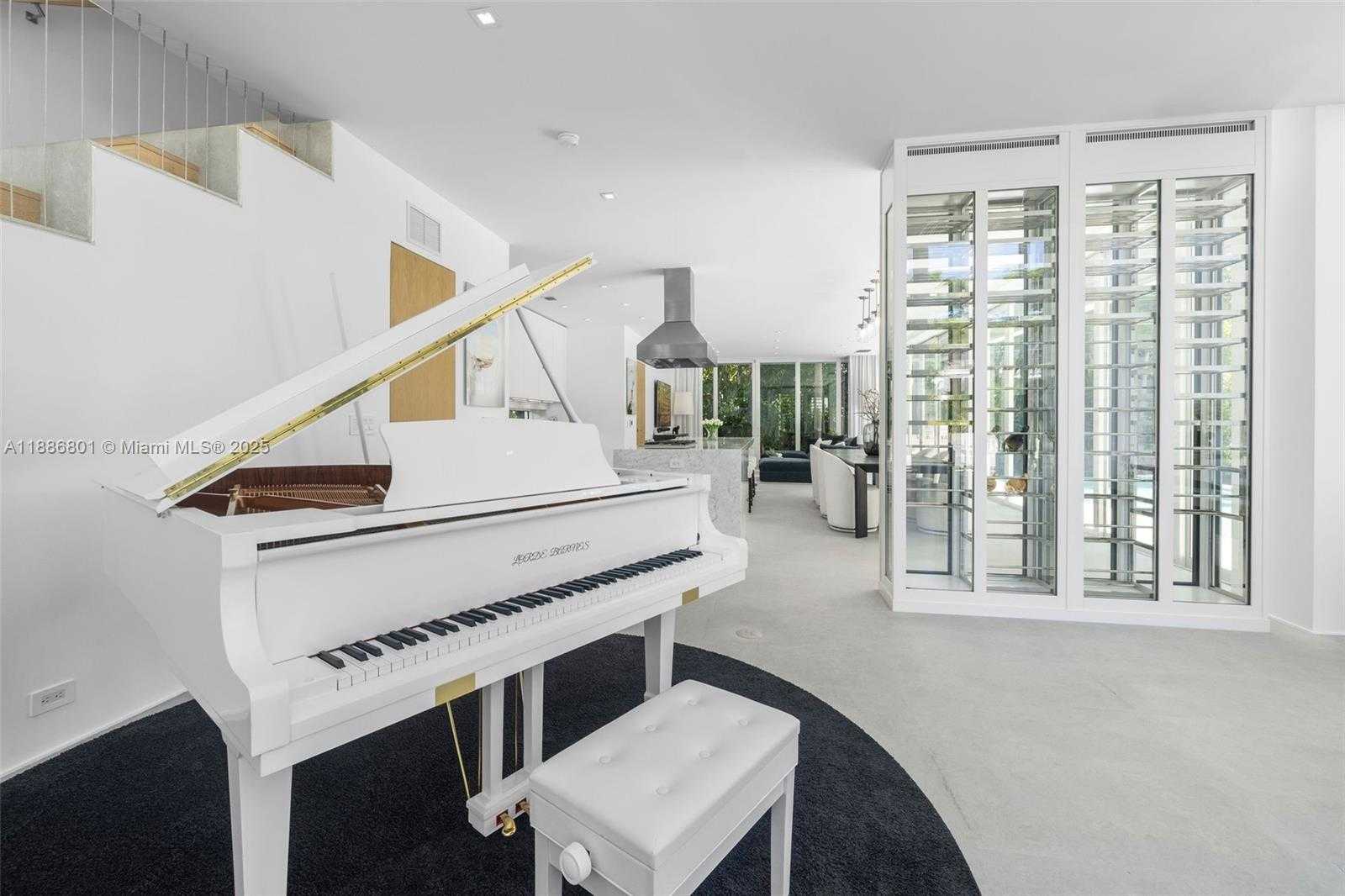 Small Image of 4433 NORTH BAY RD, Miami Beach Number 14