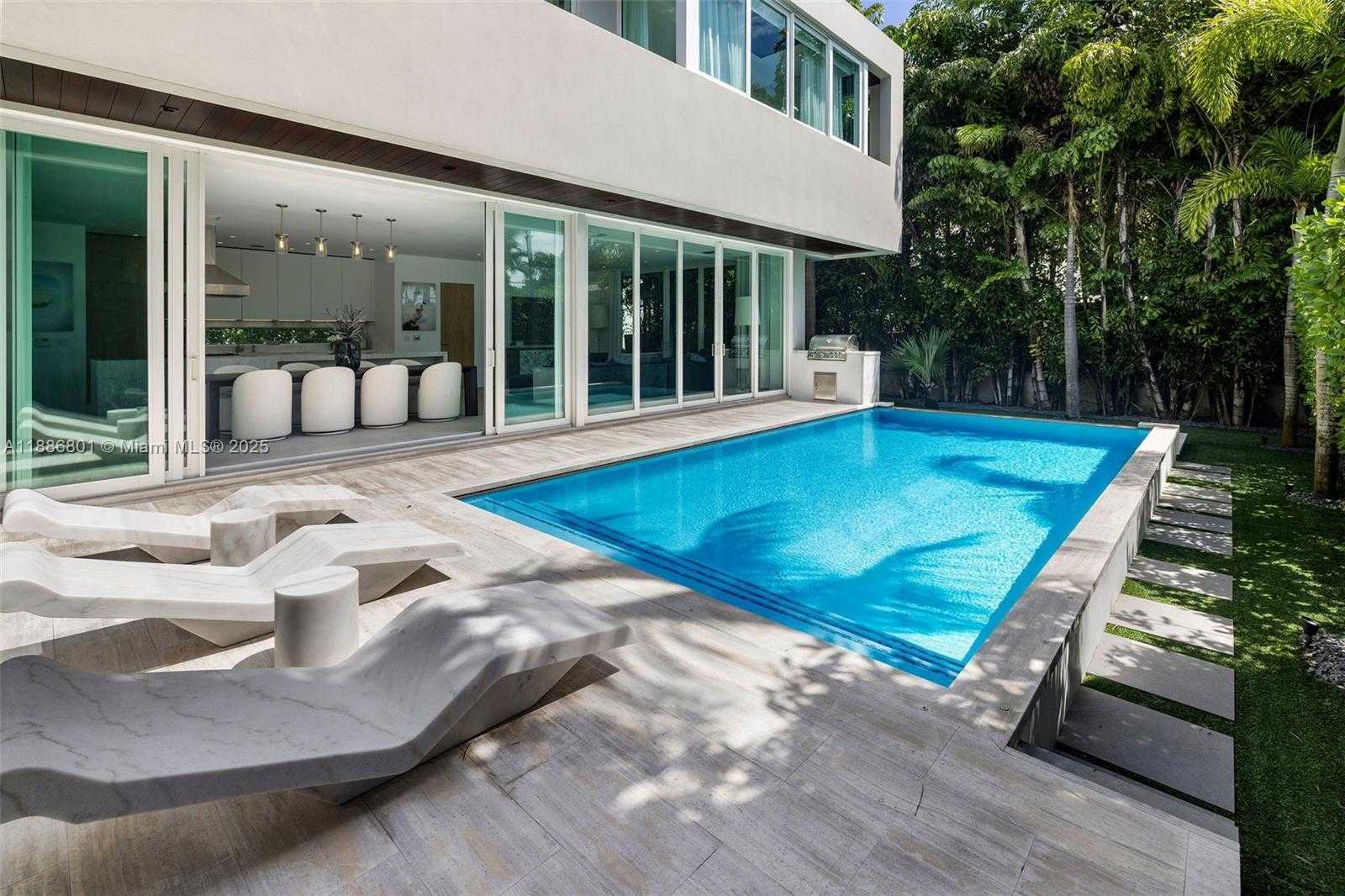 Small Image of 4433 NORTH BAY RD, Miami Beach Number 16