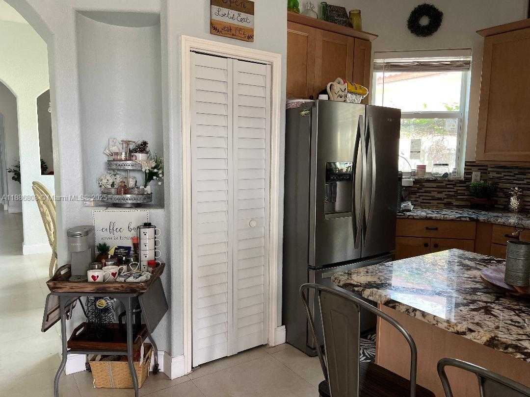 Small Image of 18247 NORTH WEST 88TH PL, Hialeah Number 14