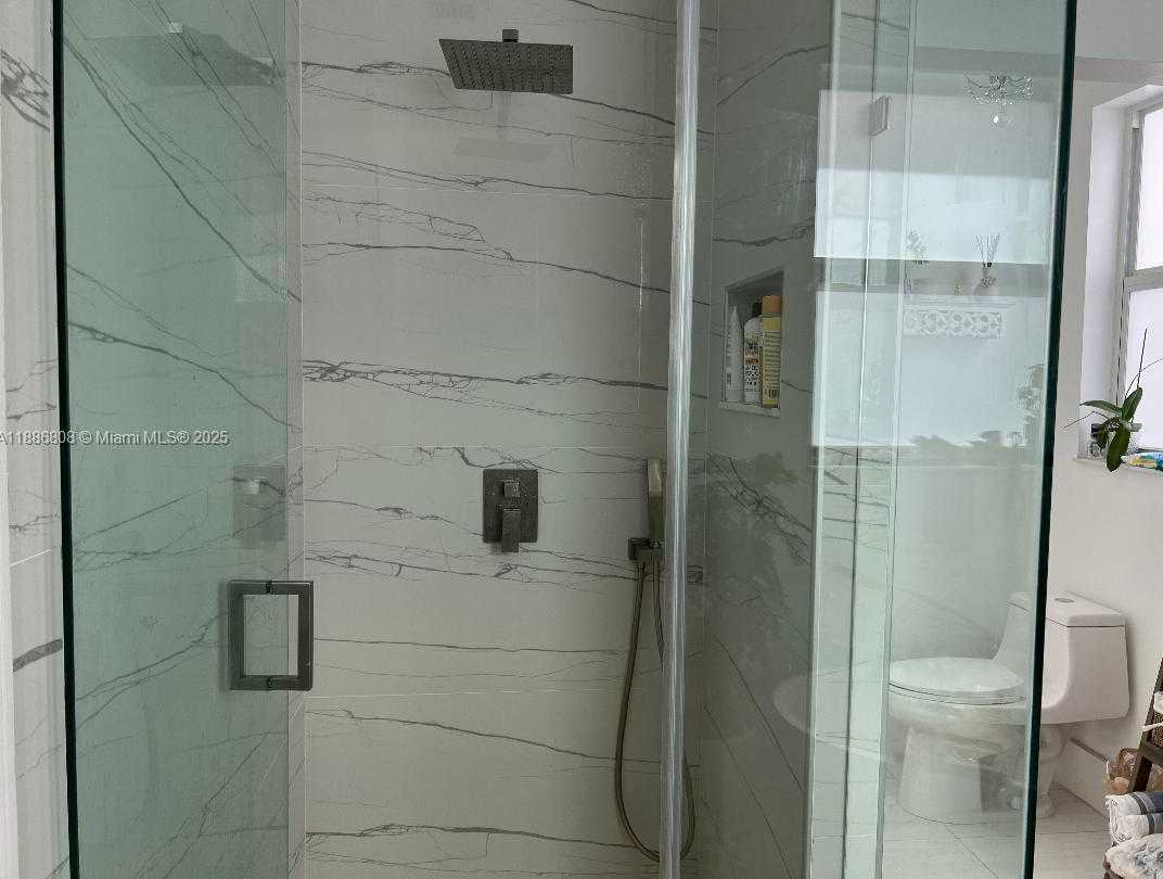 Small Image of 18247 NORTH WEST 88TH PL, Hialeah Number 21