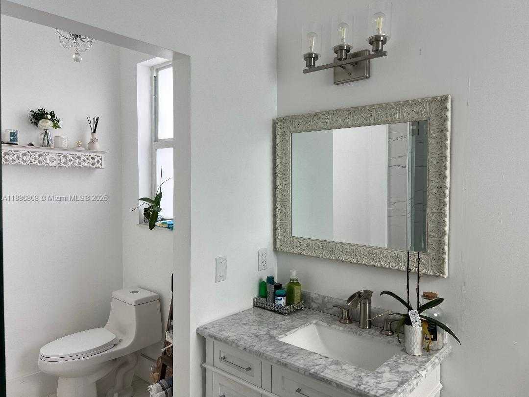 Small Image of 18247 NORTH WEST 88TH PL, Hialeah Number 22