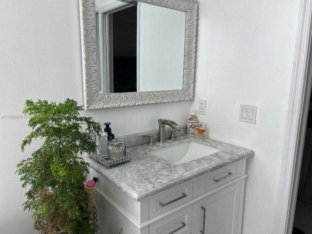 Small Image of 18247 NORTH WEST 88TH PL, Hialeah Number 23