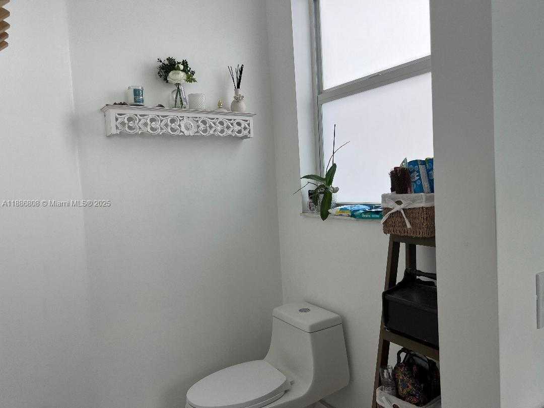 Small Image of 18247 NORTH WEST 88TH PL, Hialeah Number 24