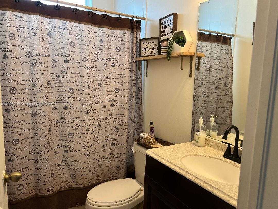 Small Image of 18247 NORTH WEST 88TH PL, Hialeah Number 25