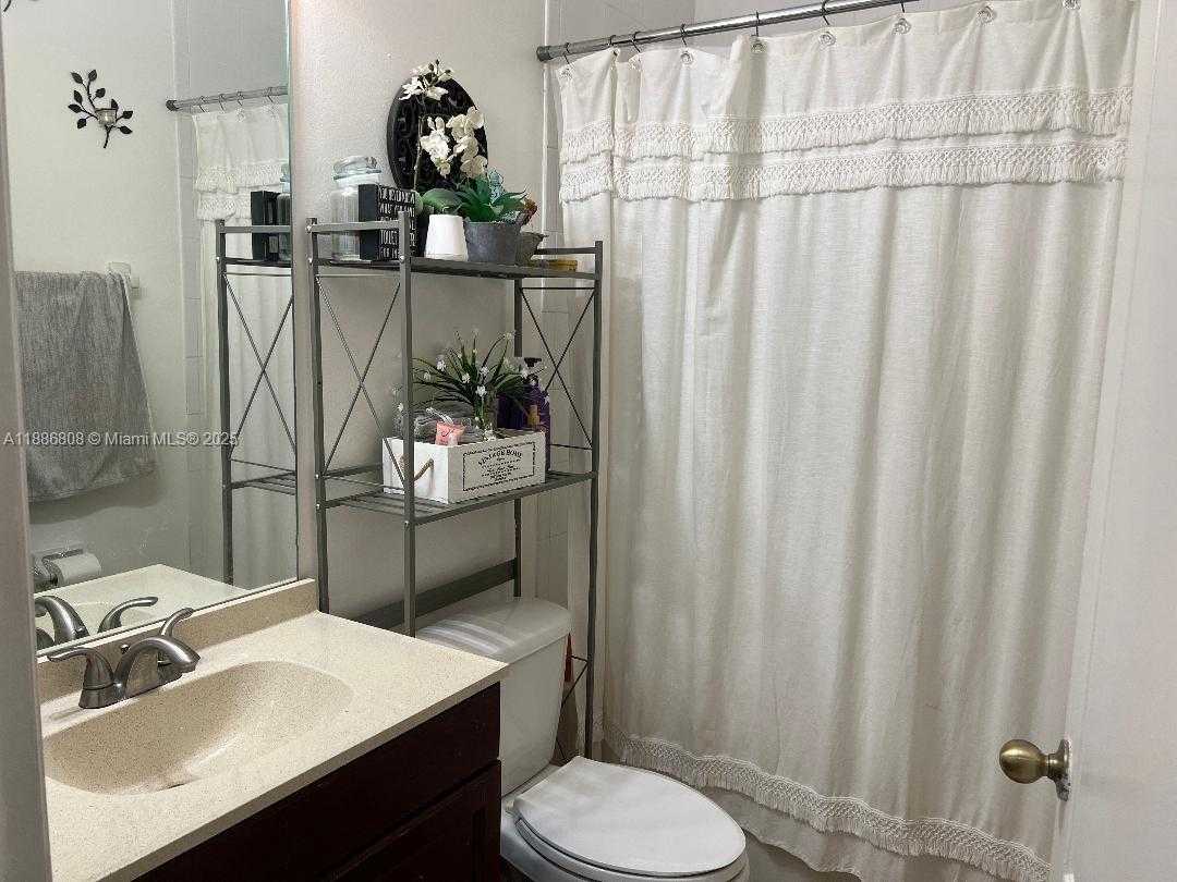 Small Image of 18247 NORTH WEST 88TH PL, Hialeah Number 28
