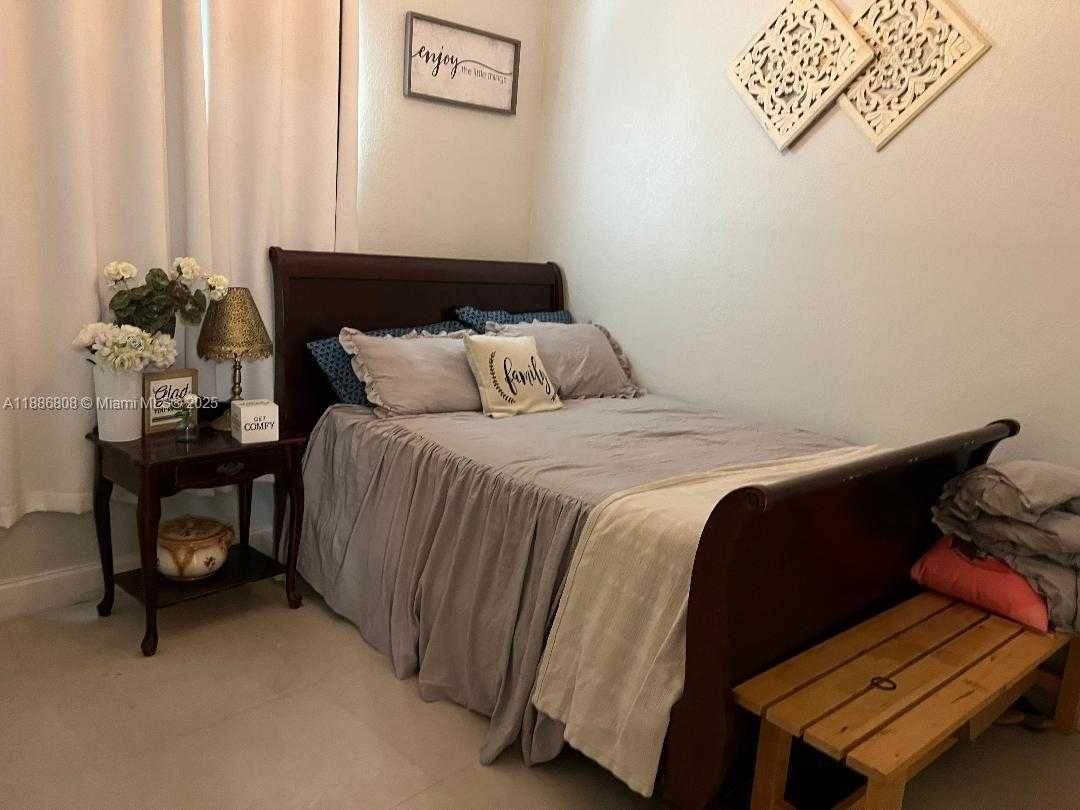Small Image of 18247 NORTH WEST 88TH PL, Hialeah Number 29