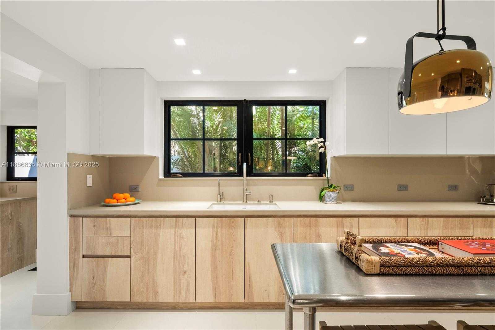 Small Image of 6065 PINE TREE DR, Miami Beach Number 17