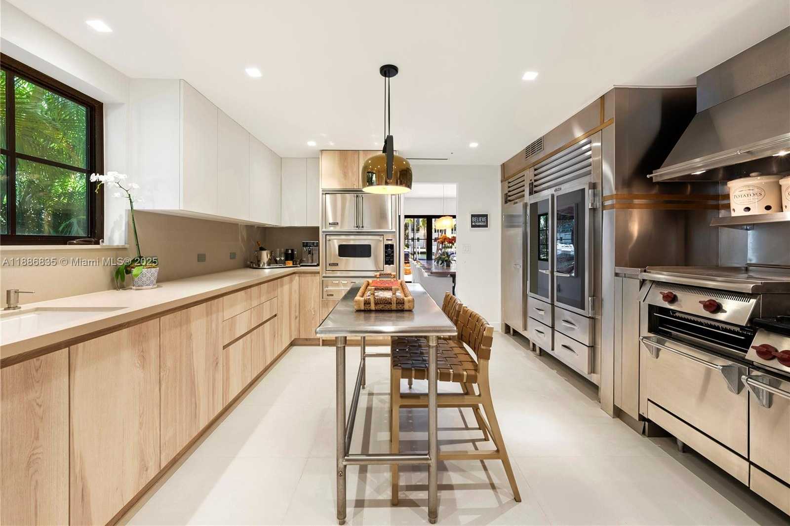 Small Image of 6065 PINE TREE DR, Miami Beach Number 19