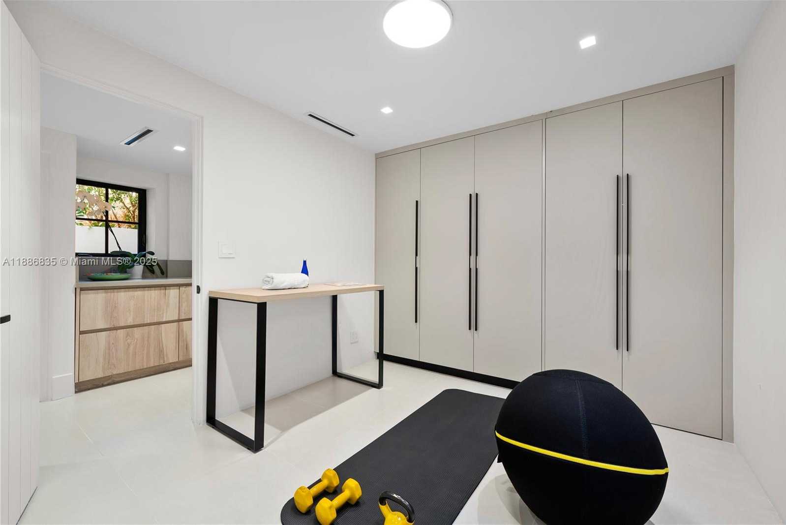 Small Image of 6065 PINE TREE DR, Miami Beach Number 22