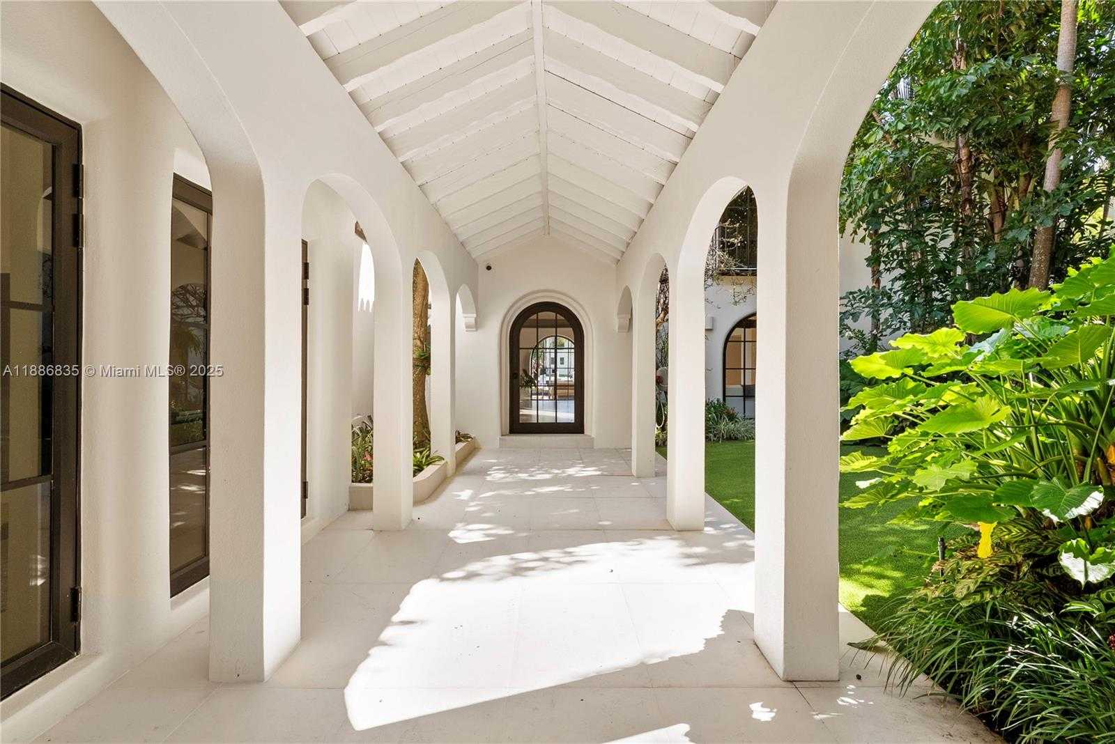 Small Image of 6065 PINE TREE DR, Miami Beach Number 4