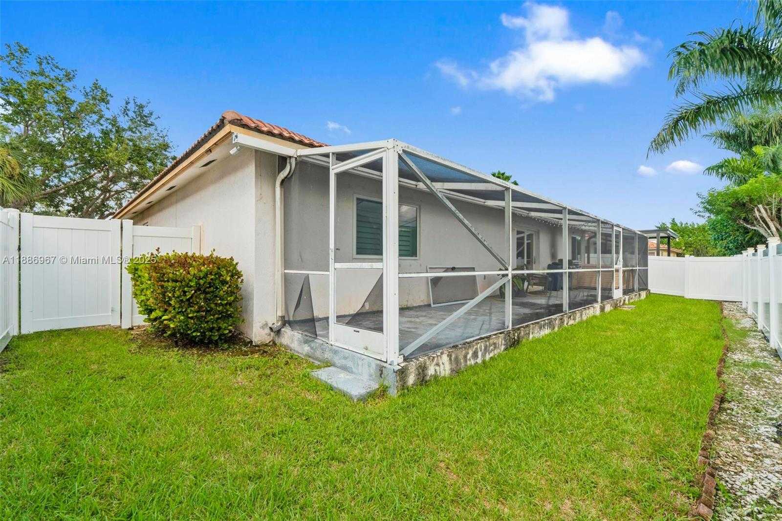 Small Image of 16898 CRESTVIEW LN, Weston Number 13