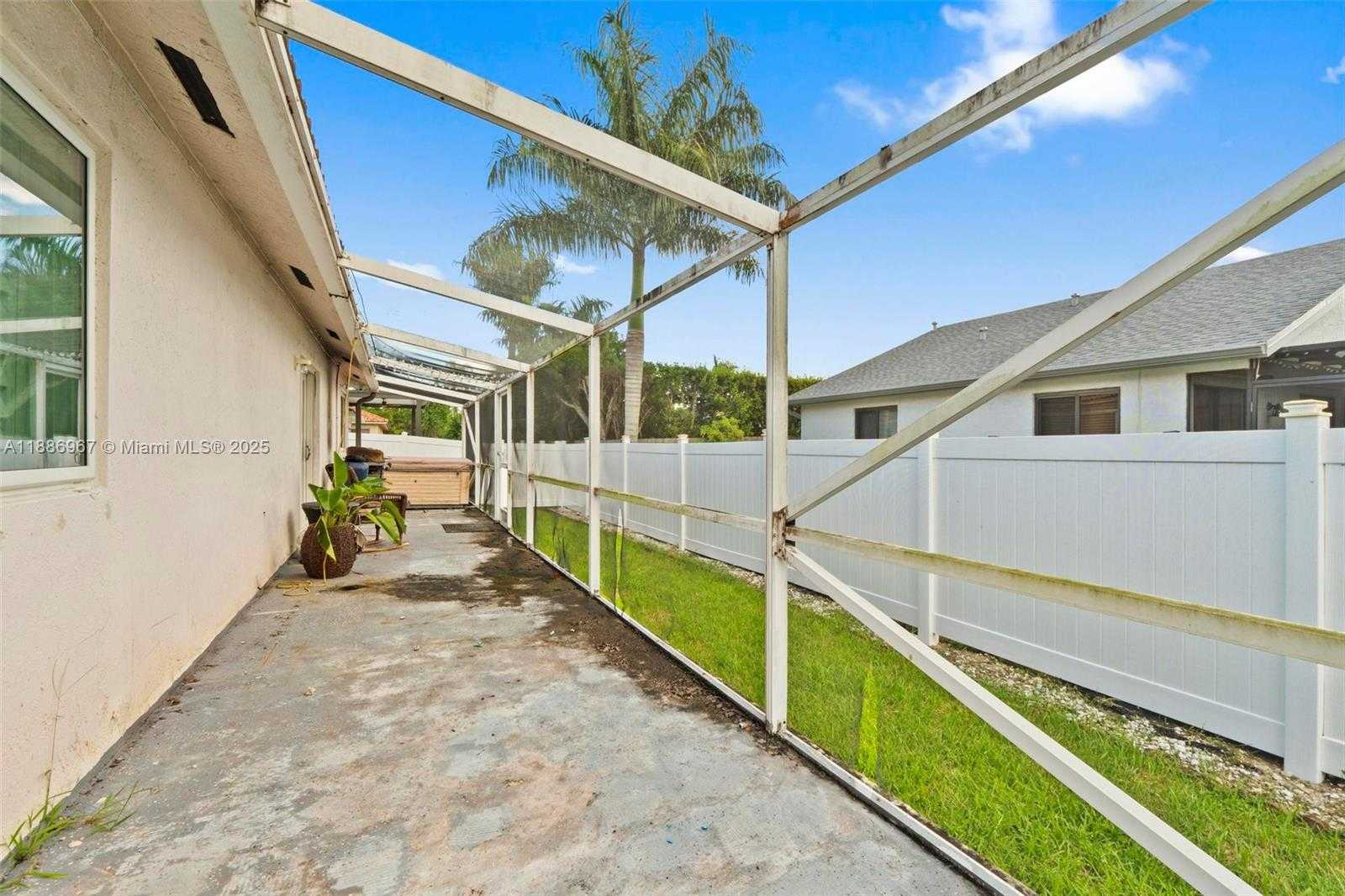 Small Image of 16898 CRESTVIEW LN, Weston Number 15