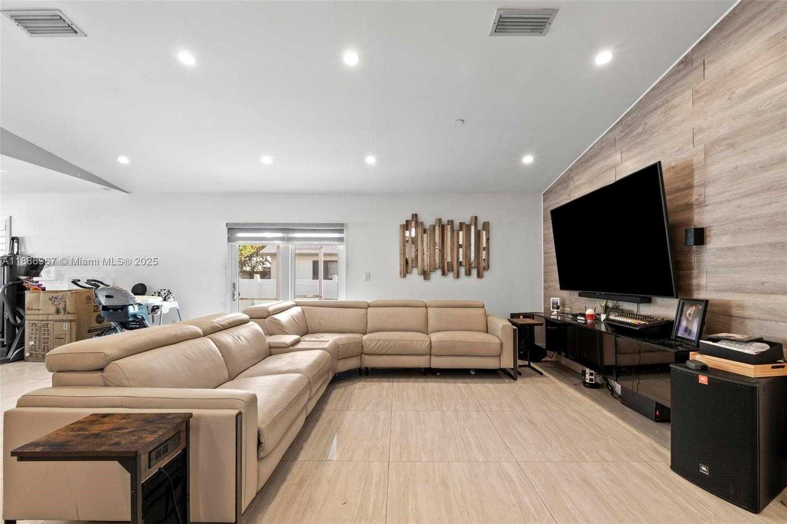 Small Image of 16898 CRESTVIEW LN, Weston Number 23