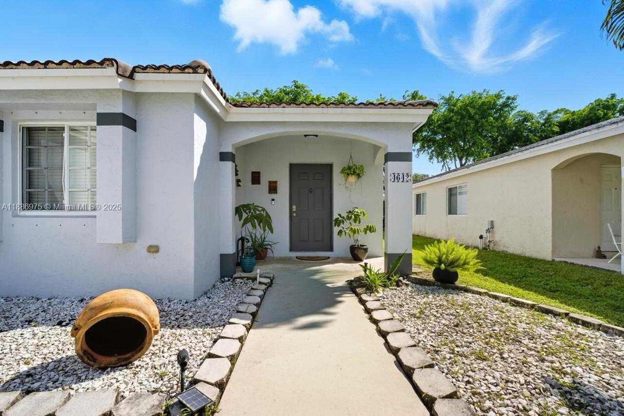 Small Image of 4642 SOUTH WEST 12TH CT, Deerfield Beach Number 3