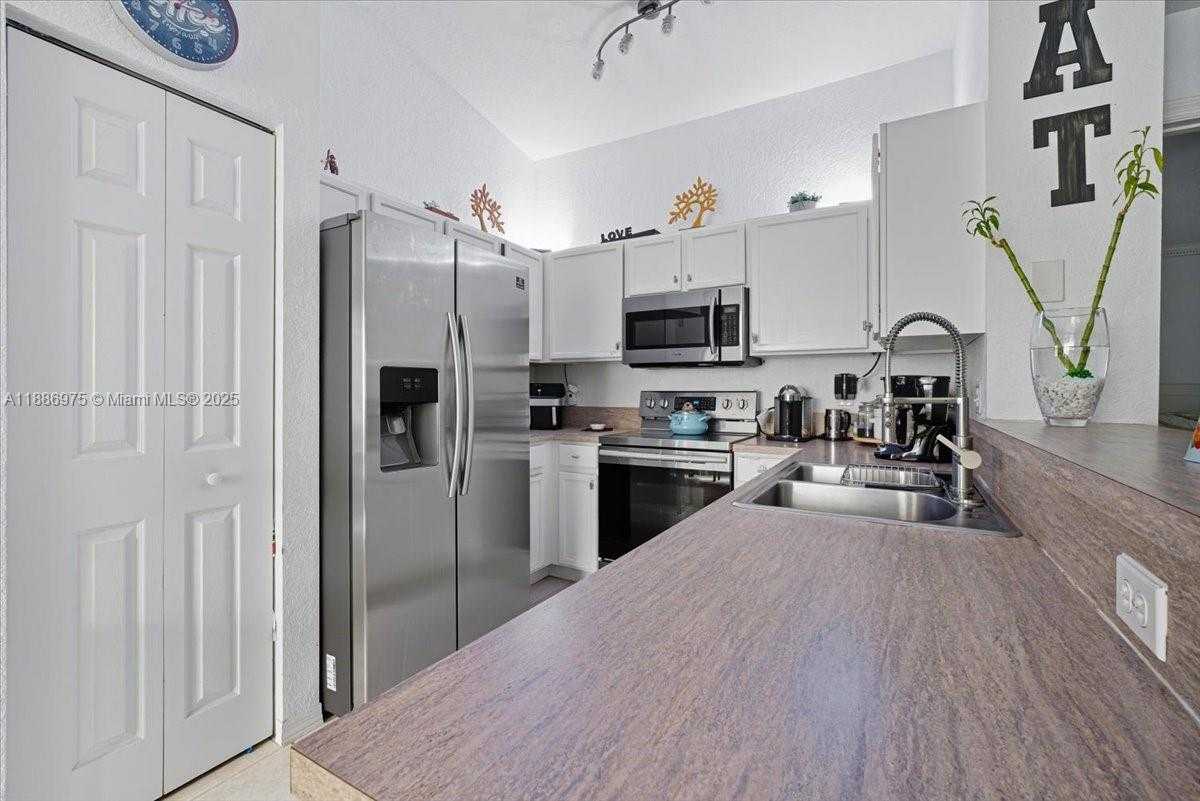 Small Image of 4642 SOUTH WEST 12TH CT, Deerfield Beach Number 9