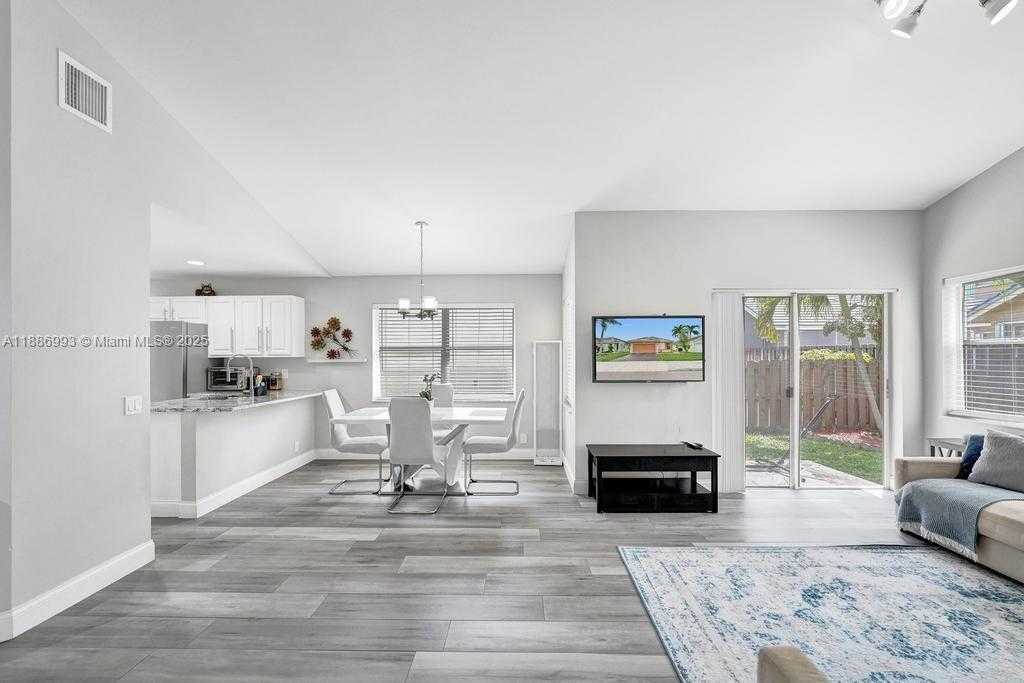 Small Image of 2655 ARBORWOOD RD, Davie Number 11