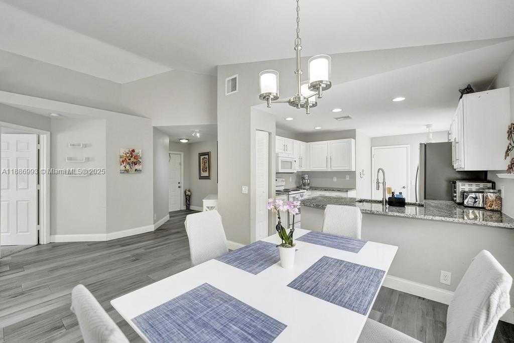 Small Image of 2655 ARBORWOOD RD, Davie Number 14