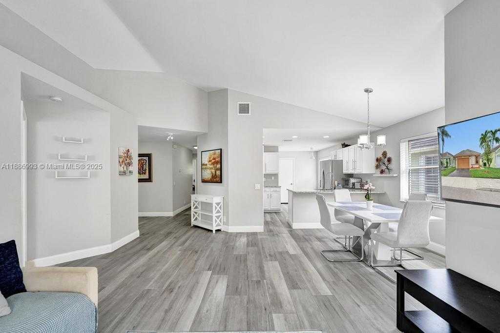 Small Image of 2655 ARBORWOOD RD, Davie Number 16