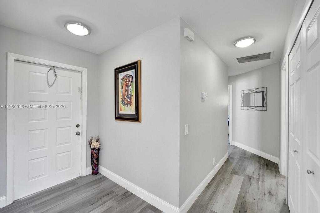 Small Image of 2655 ARBORWOOD RD, Davie Number 19