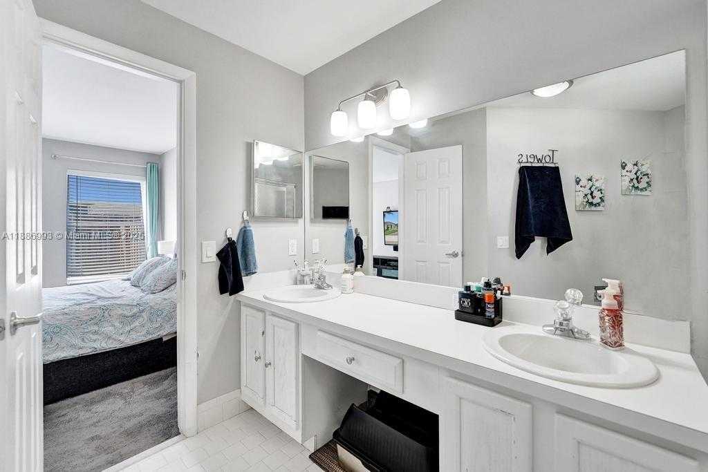 Small Image of 2655 ARBORWOOD RD, Davie Number 32