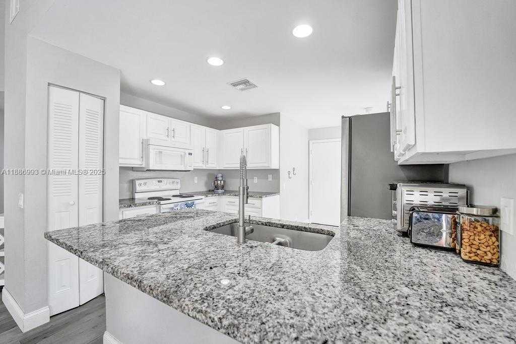 Small Image of 2655 ARBORWOOD RD, Davie Number 4