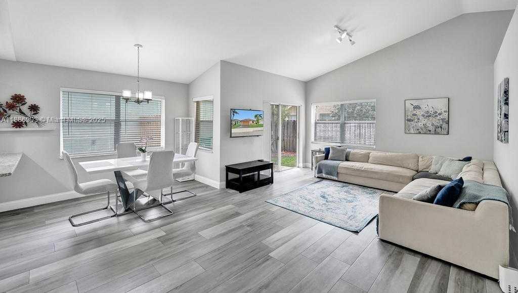 Small Image of 2655 ARBORWOOD RD, Davie Number 6