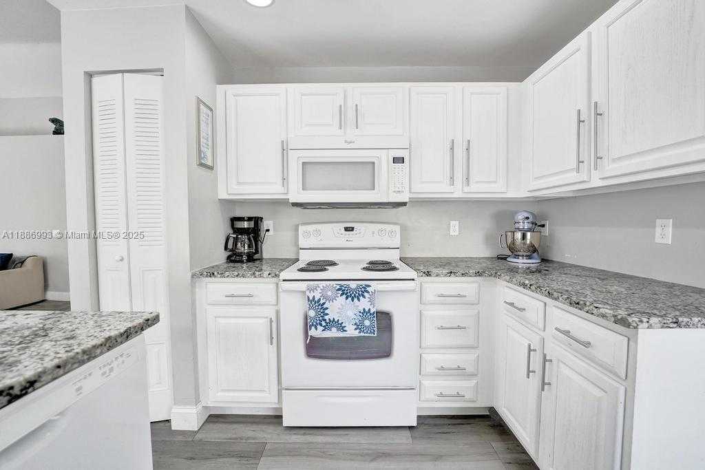 Small Image of 2655 ARBORWOOD RD, Davie Number 7