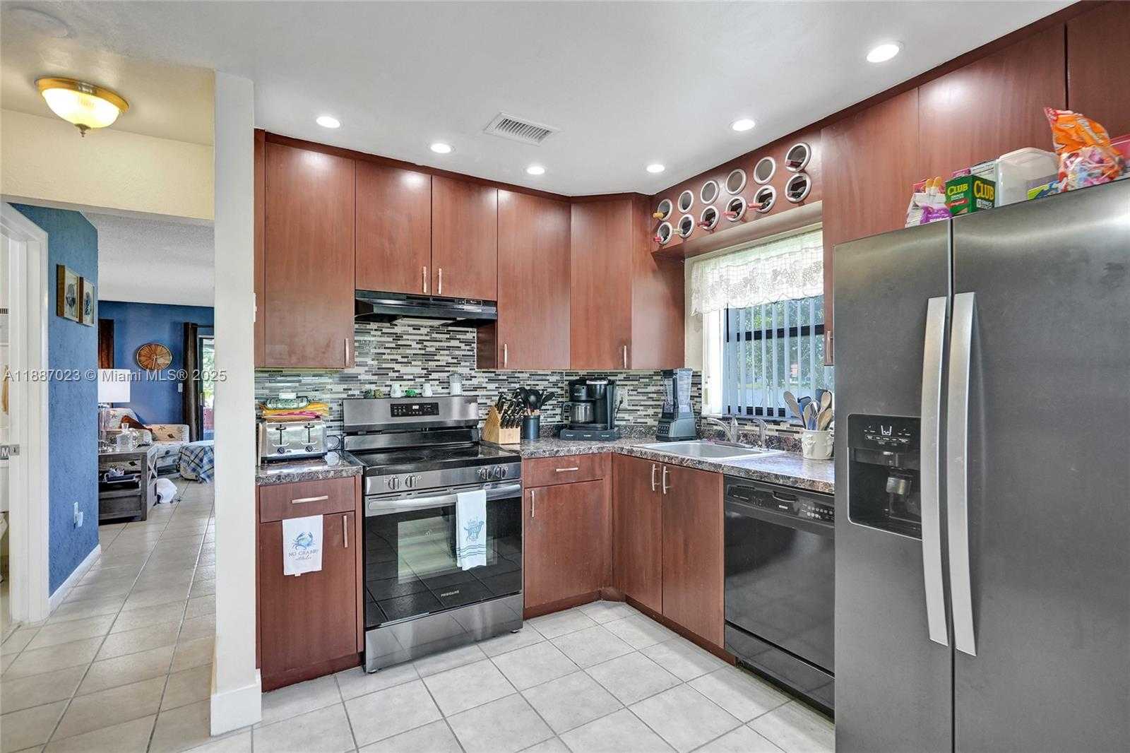 Small Image of Pembroke Pines Number 19