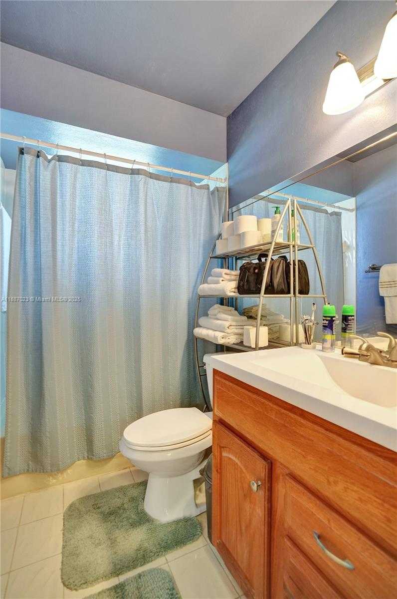 Small Image of Pembroke Pines Number 24