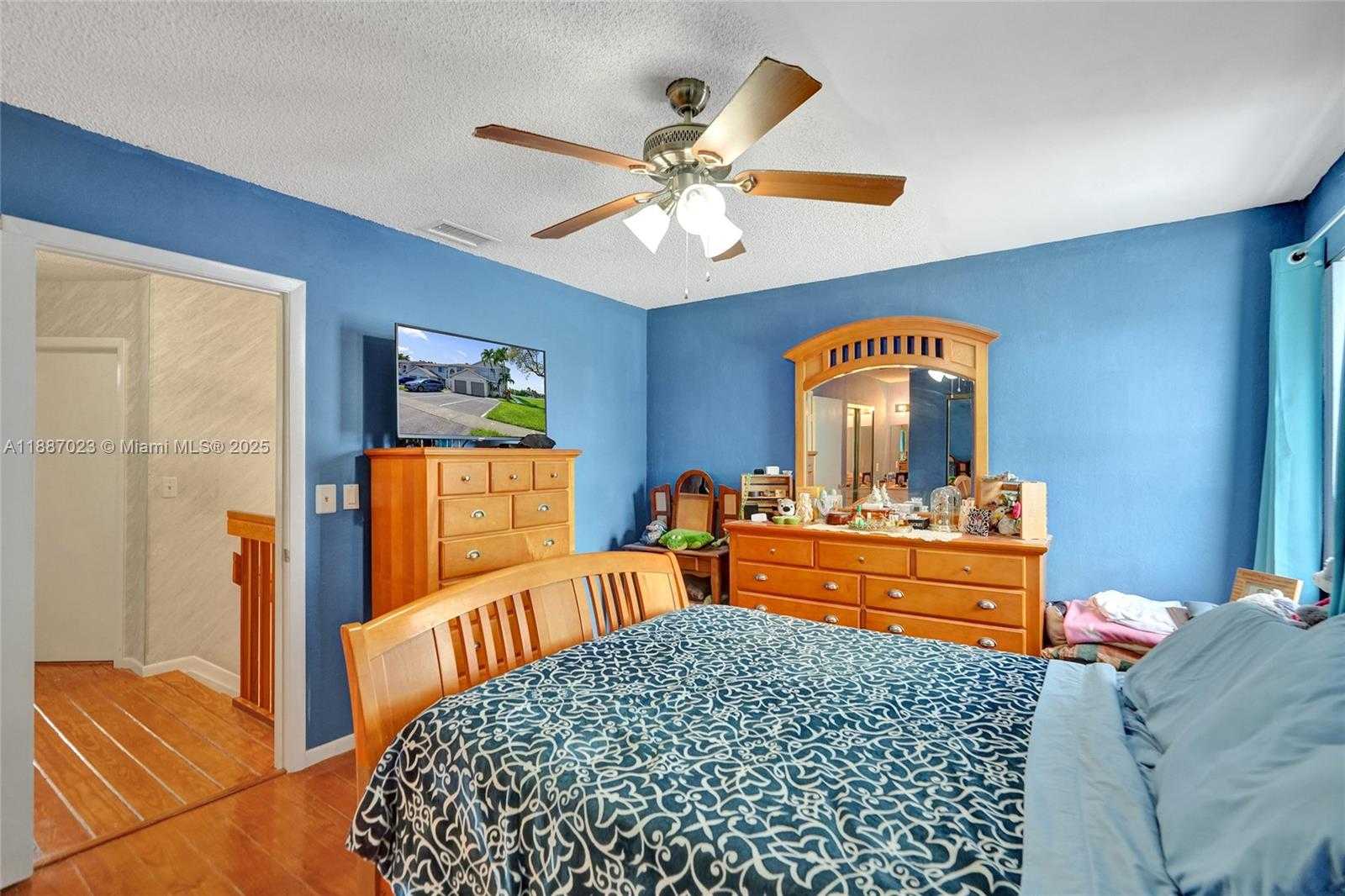 Small Image of Pembroke Pines Number 27