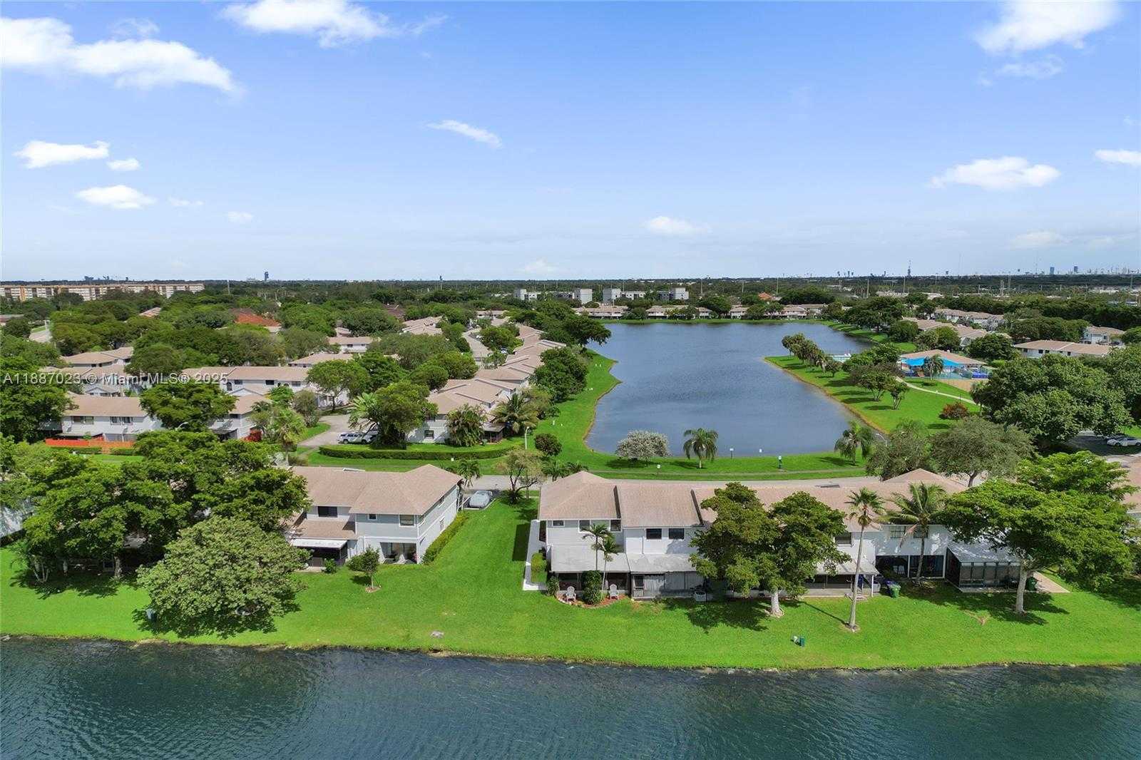 Small Image of Pembroke Pines Number 33
