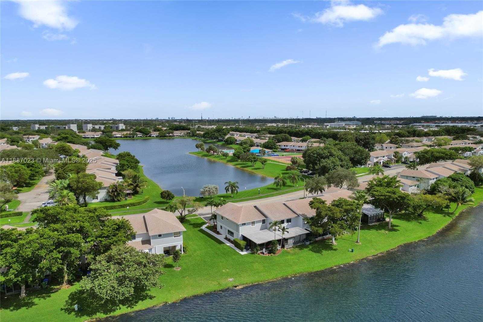 Small Image of Pembroke Pines Number 34