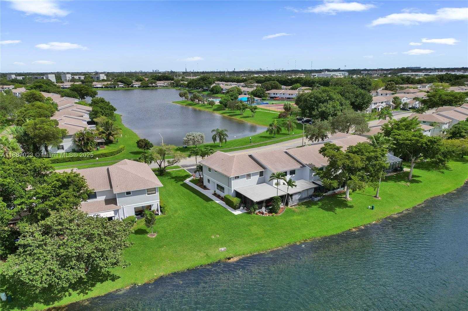 Small Image of Pembroke Pines Number 35