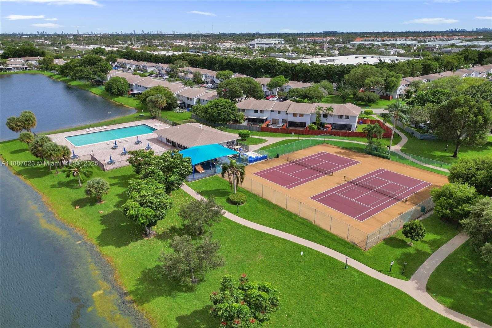 Small Image of Pembroke Pines Number 37
